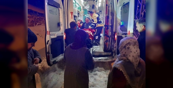Ağrı’da kar nedeniyle yolu kapanan köyde mahsur kalan 71 yaşındaki hasta için ekipler seferber oldu