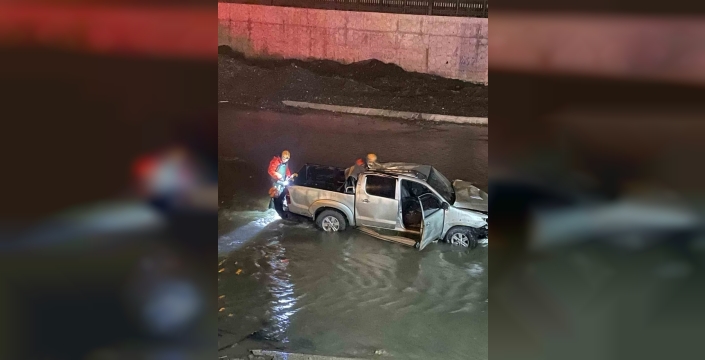 DEHŞET ANLARI! Pikap Murat Nehri'ne Uçtu: 5 Kişi Sulara Gömüldü!