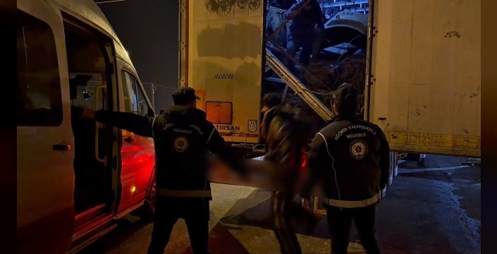 Tır dorsesinde 14 düzensiz göçmen yakalandı