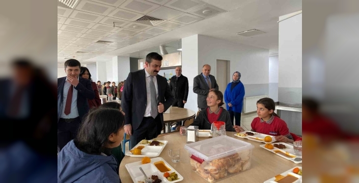 Arpaçay Kaymakamı Akköz, Öğrencilerle Sofrada Buluştu: Sorunları Dinledi, Tam Destek Sözü Verdi!