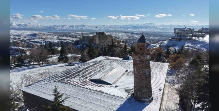 Beyaz gelinliğini giyen Harput havadan görüntülendi