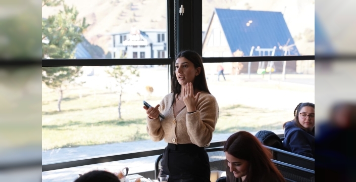 ‘Biz Bir Aileyiz’ Projesinde öğrencilerle buluşma