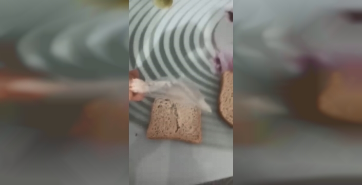 Elazığ’da ekmeğin içerisinden poşet çıktı