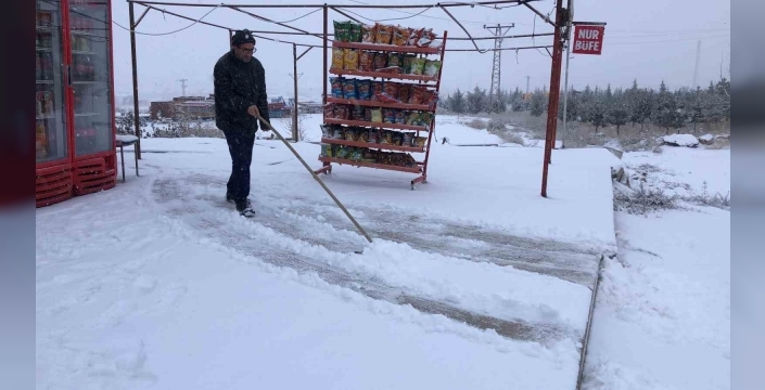 Elazığ’da kar yağışı etkili oldu, kent beyaza büründü