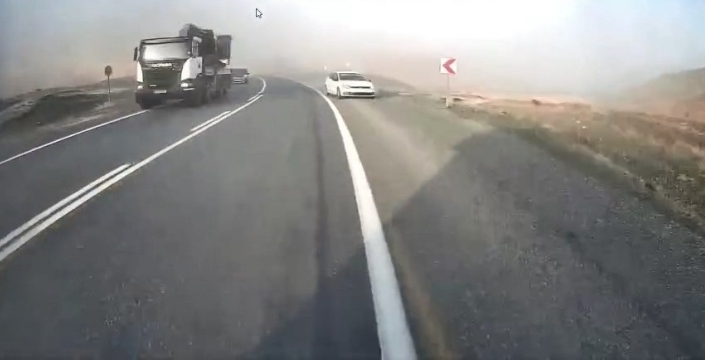 Elazığ’da otomobilin hatalı sollaması kazaya davetiye çıkardı
