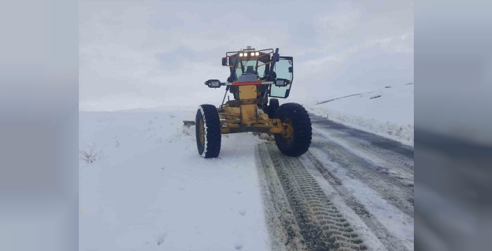 Eleşkirt’te kar yağışı sonrası kapanan köy yolları ulaşıma açıldı