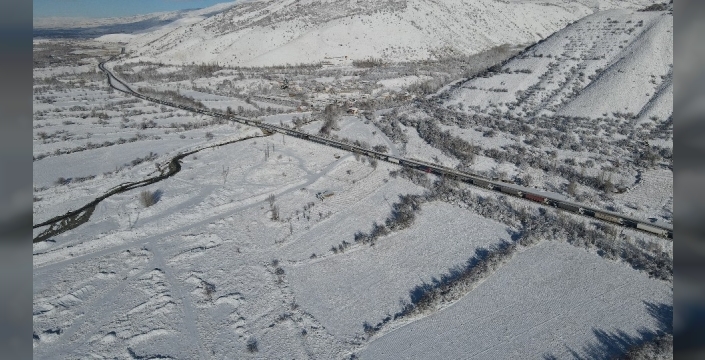 Erzincan- Erzurum karayolunda kaza nedeniyle uzun araç kuyruğu oluştu