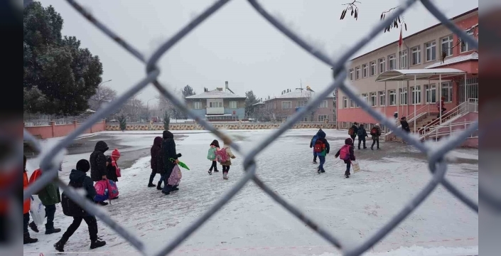 Erzincan güne karla uyandı