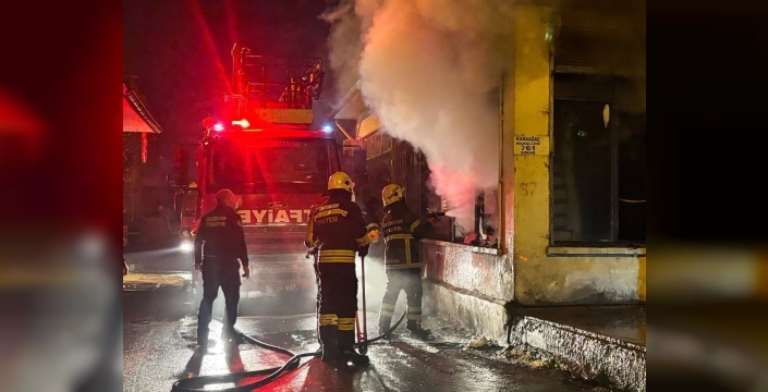 Gece yarısı iş yeri yangını: Kepenkler ve camlar kırıldı