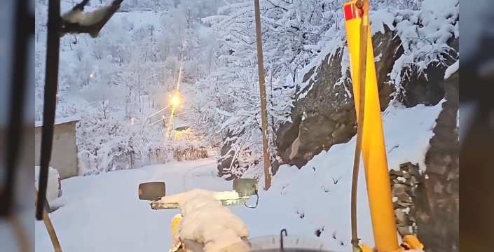Hakkari’de karla mücadele ekibi gece kar mesaisinde