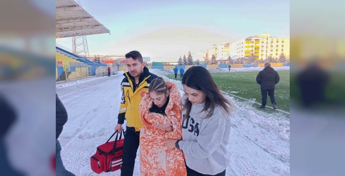 Kar ve soğuğa rağmen Ağrı Kadın Futbol Takımı’ndan 4 gollü galibiyet