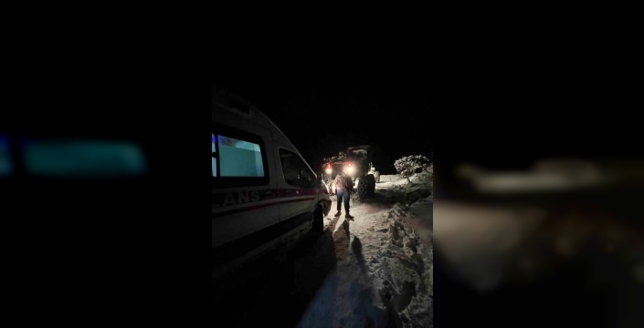 Karda mahsur kalan ambulansı, ekipler kurtardı