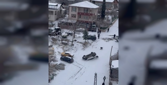 Kayan araç park halindeki aracı devirdi: O anlar kamerada