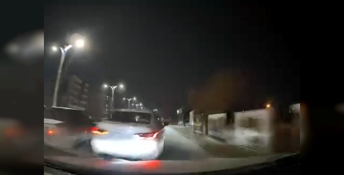Makas atıp araca çarptı, bir şey olmamış gibi olay yerinden kaçtı