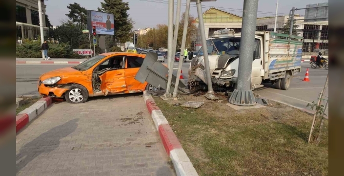 Malatya’da kamyonet ile ticari taksi çarpıştı: 2 yaralı