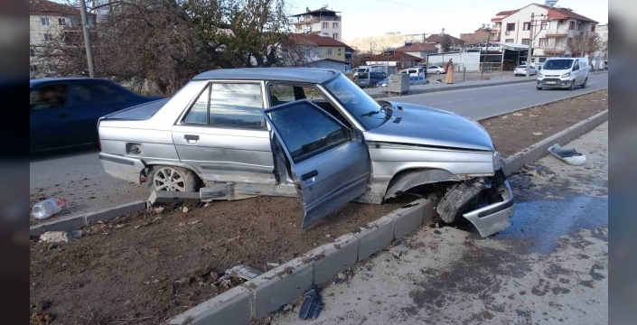 Malatya’da temizlik aracı ile çarpışan araç refüje çıktı