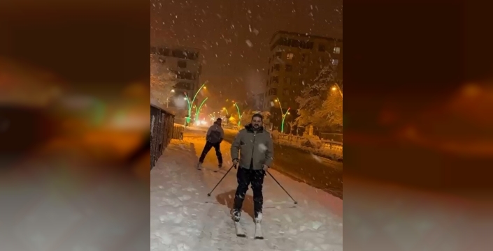 Trafik Durdu, Kayak Başladı: Muş’ta Caddeler Pist Oldu!