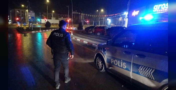 Silahla yaralayıp aracına aldığı şahsı yol kenarına atıp kaçtı