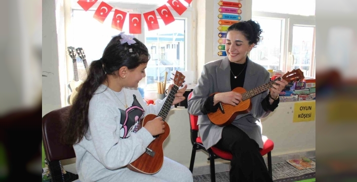 Tek öğretmen, dört öğrenci: Köy okuluna yürek ısıtan dokunuş