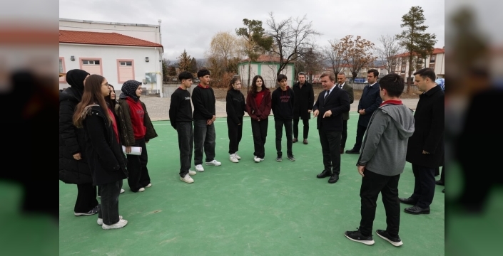 Vali Aydoğdu, Erzincan Lisesi’nde kauçuk zeminli spor alanını inceledi