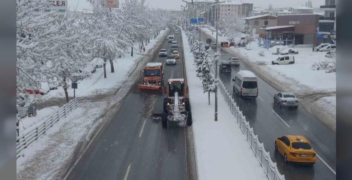 Van’da kar yağışı hayatı olumsuz etkiliyor