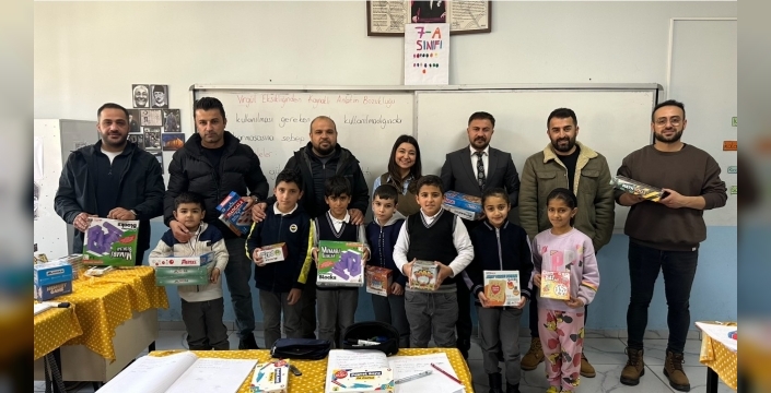 Yüksekova’da 16 okula 440 farklı eğitim ve zeka oyunu seti ile kırtasiye malzemesi hediye edildi