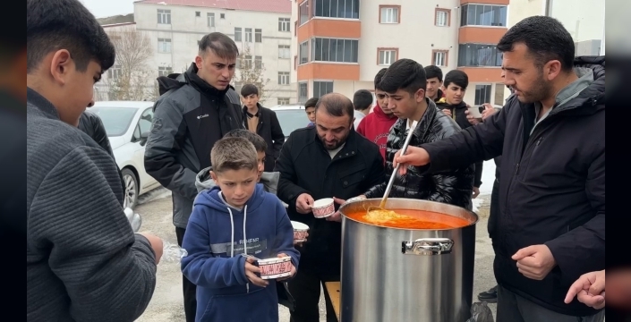 Yüksekova’da cuma namazı sonrası cemaate keledoş ikram edildi