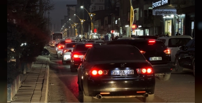 Yüksekova’da trafik çileye döndü