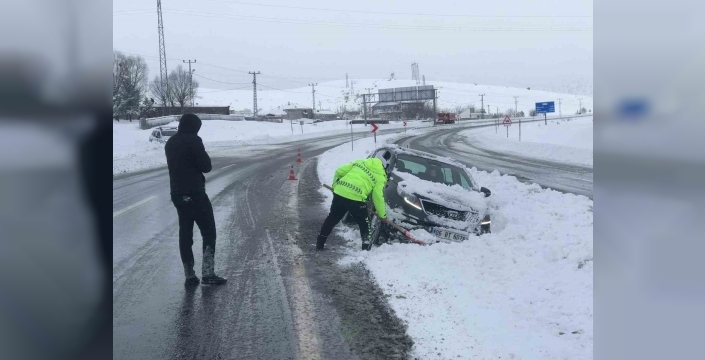 Zorlu kış şartlarında polislerden örnek müdahale