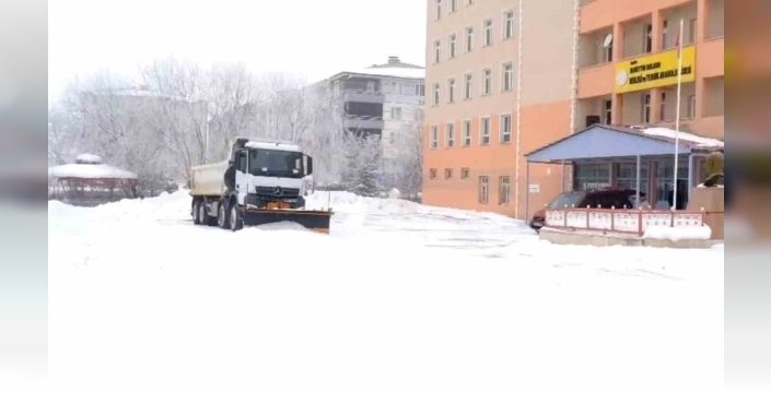 Ağrı’da okullar ikinci dönem öncesi kar temizleme çalışmalarıyla hazırlandı