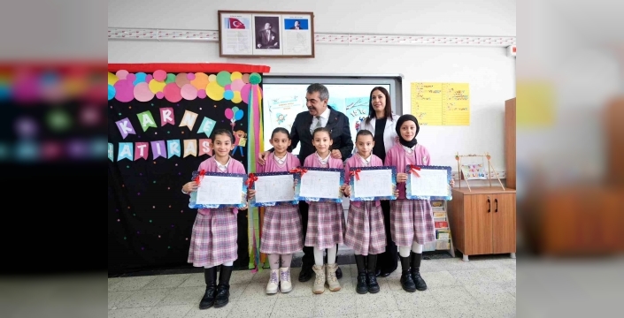 Milli Eğitim Bakanı Tekin, Ağrı’da beşiz kardeşlere karnelerini verdi