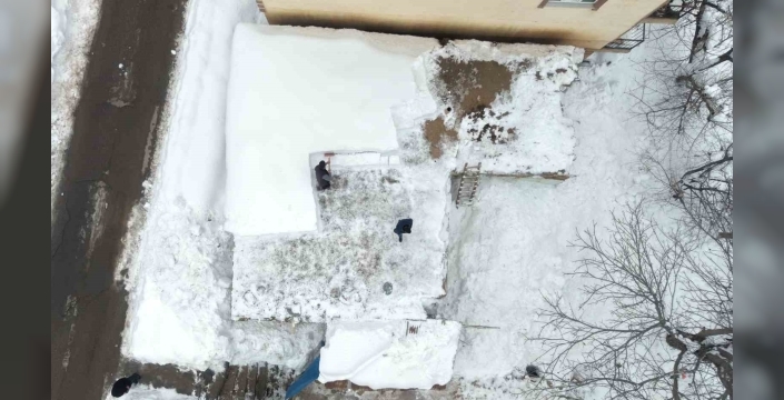 Muş’ta tek katlı evler kara gömüldü