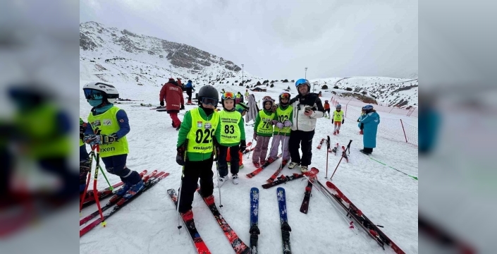 Ergan Dağı Kayak Merkezi’nde yarışma heyecanı başladı