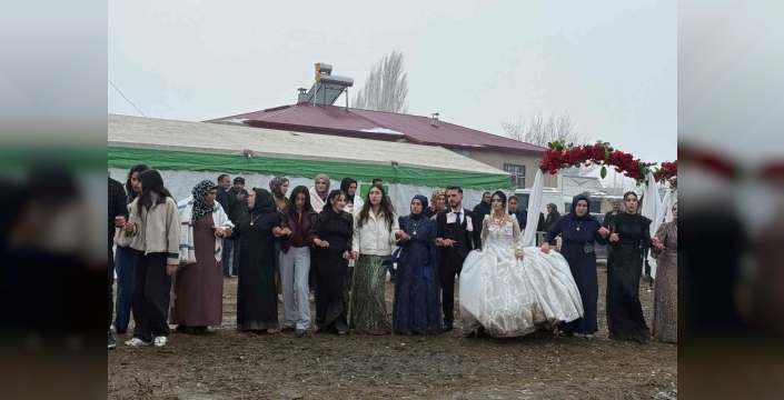 Iğdır’da bahçe düğünü geleneği kar ve çamura rağmen sürüyor