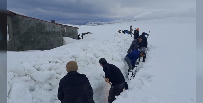 Ağrı’da köylüler sel riskine karşı karı kürekle yararak su yolu açtı