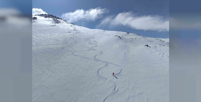 Ağrı Dağı’ndan kayan kayakseverler, Ağrı Dağı’nın Iğdır tarafına kayak merkezi yapılması çağrısında bulundu