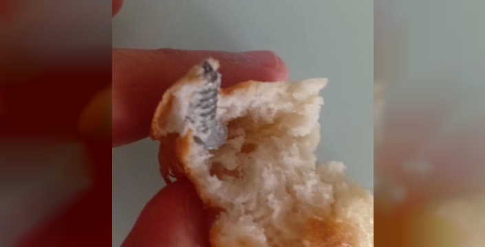 Aldığı ekmeğin içerisinden vida çıktı