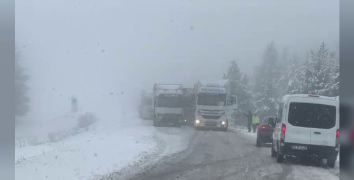 Ardahan’da kar yağışı trafiği aksatıyor
