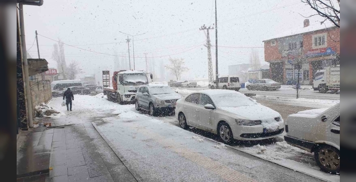 Başkale’de kar yağışı