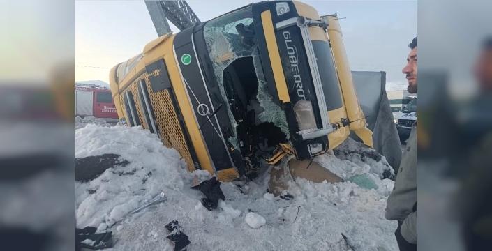 Bitlis’te iki tır devrildi, 1 kişi yaralandı