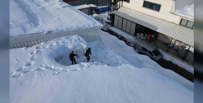 Bitlis’te tekstilciler kar yüzünden güneş panellerini kullanamıyor