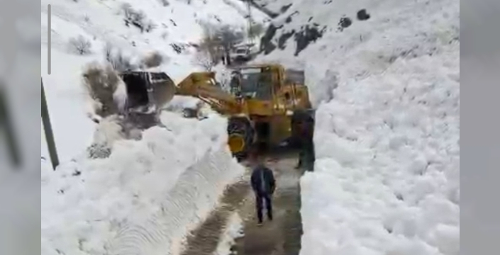 Çatbayır Mahallesi yoluna düşen çığ temizlendi