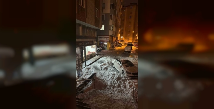 Çatıdan düşen kar kütlesi otomobili kullanılamaz hale getirdi