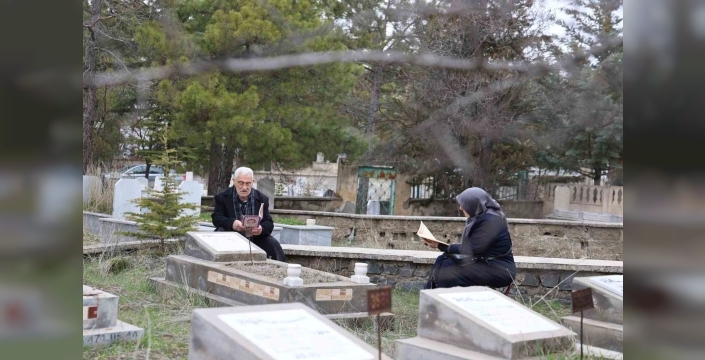 Elazığ’da mezarlıklarda ziyaretçi yoğunluğu