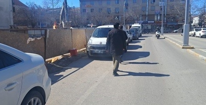 Erzincan’da inşaat çalışmaları yayaları tehlikeye atıyor