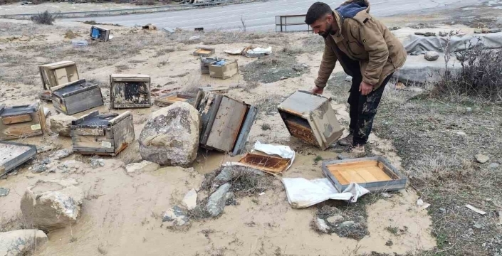 Hakkari’de selde 150 kovan zarar gördü
