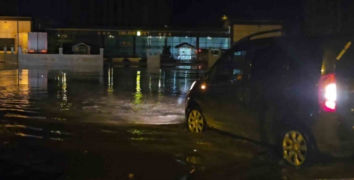 Hasköy’de sağanak ve eriyen kar su baskınlarına neden oldu