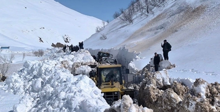 Kar kalınlığı 3 metreyi aşmıştı: Tunceli’de kapalı köy yolu kalmadı