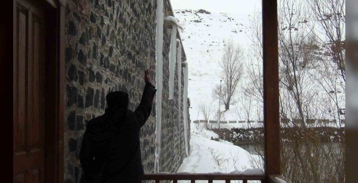 Kars eksi 15’i gördü: Çatılarda 3 metrelik buz sarkıtları oluştu