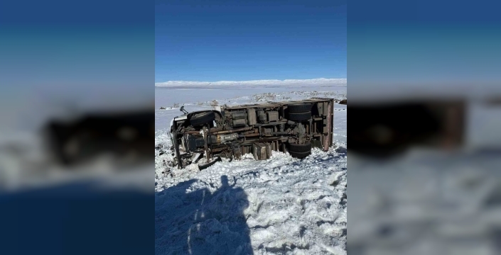 Kars’ta kamyon şarampole devrildi: 1 yaralı